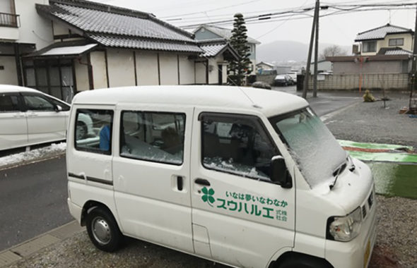 寒の戻り　車に薄く雪