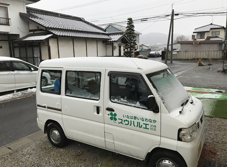 寒の戻り　車に薄く雪