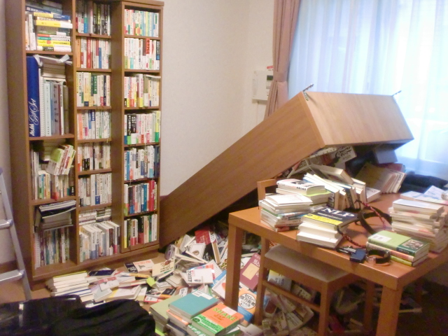 長野中部地震で倒れる本棚