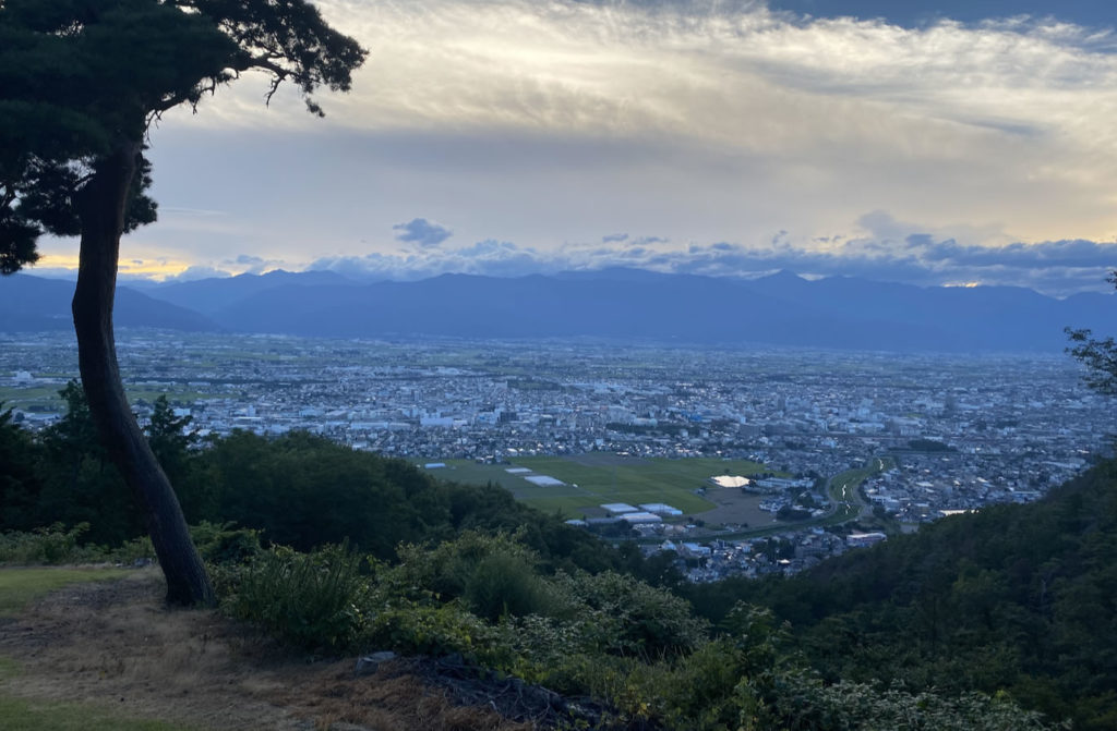 中山霊園から松本平を見る