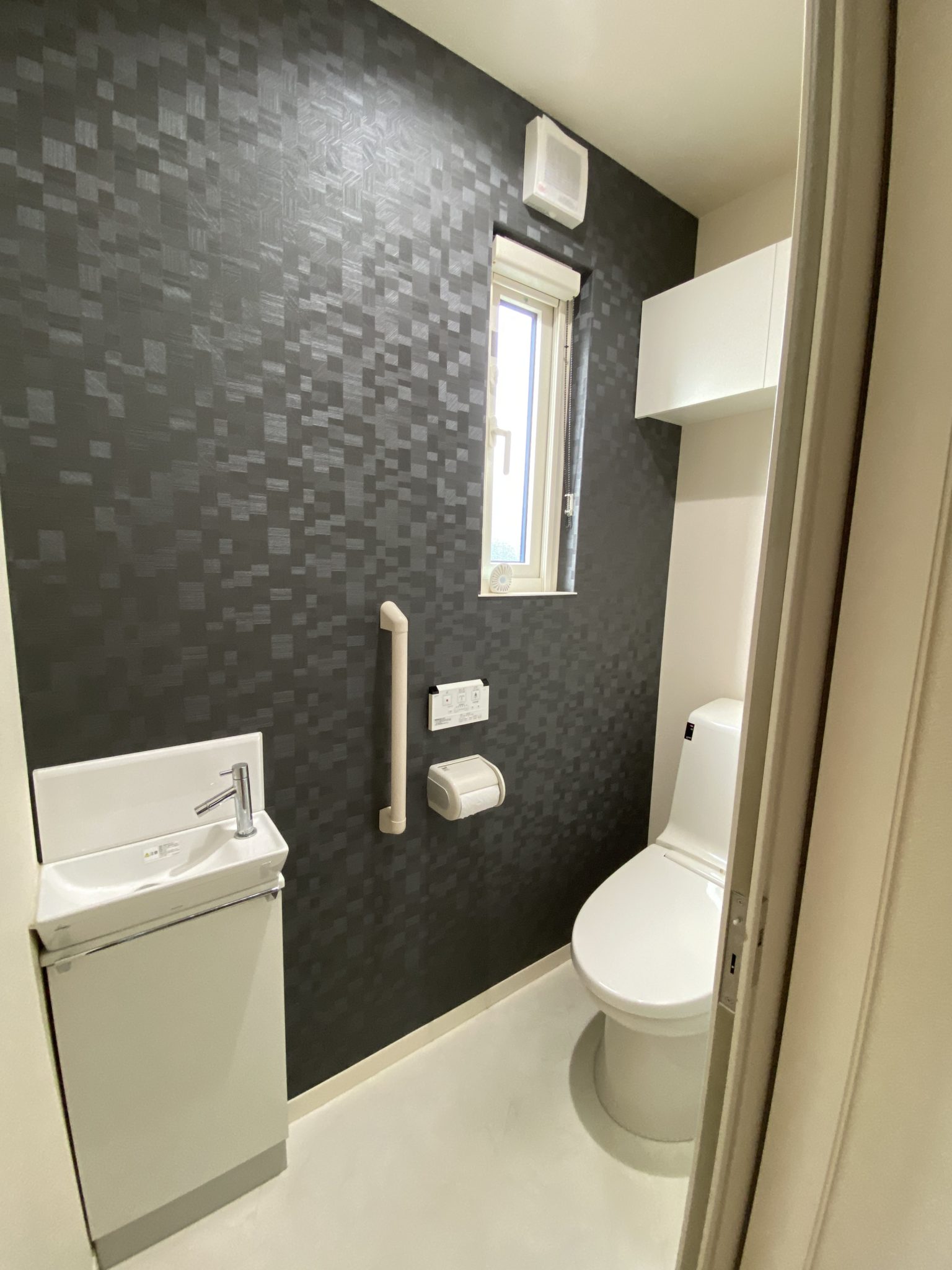 【茅野市でリフォーム】トイレの壁紙を子供が剥いでしまったら。そうだアクセントクロスにしよう！ | Lhouse