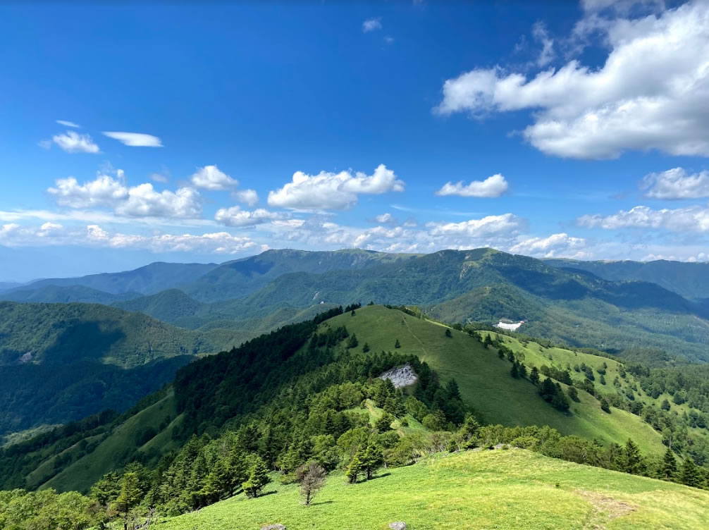 三峰山の頂上から美ヶ原方面を眺める