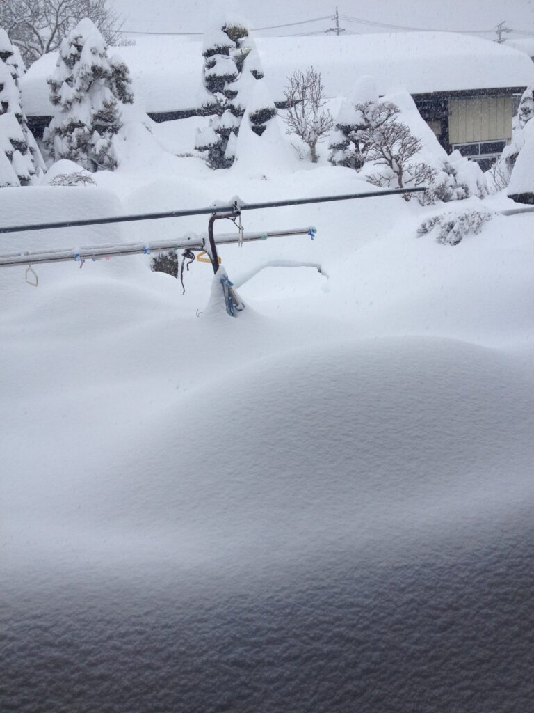 今年初 茅野市で雪かきをしてみた 私おススメの車に積んで置きたい道具 Lhouse