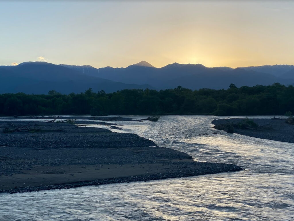 北アルプスの夕陽と梓川