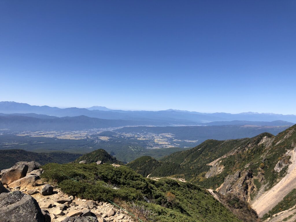 根石岳山頂西　遠くに御嶽山｜長野県で注文住宅ならエルハウス