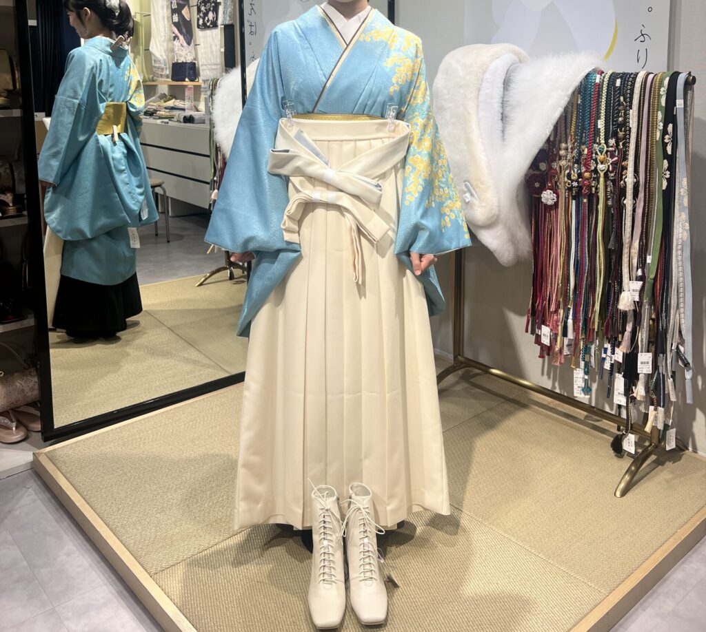 水色の着物にアイボリーの袴